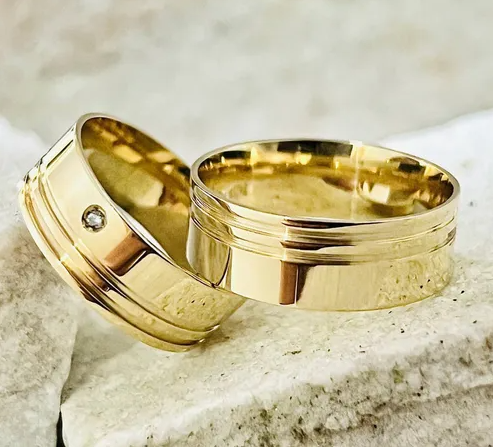 Par de alianças 8 mm Modelo Reta 2 Frisos + 1 Pedra