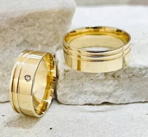 Par de alianças 8 mm Modelo Reta 2 Frisos + 1 Pedra